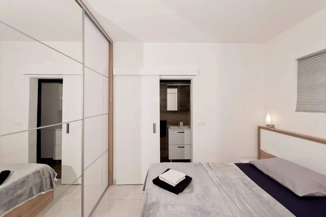 Apartment White Pearl Razanac