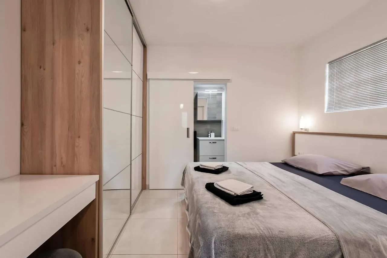 Apartment White Pearl Razanac